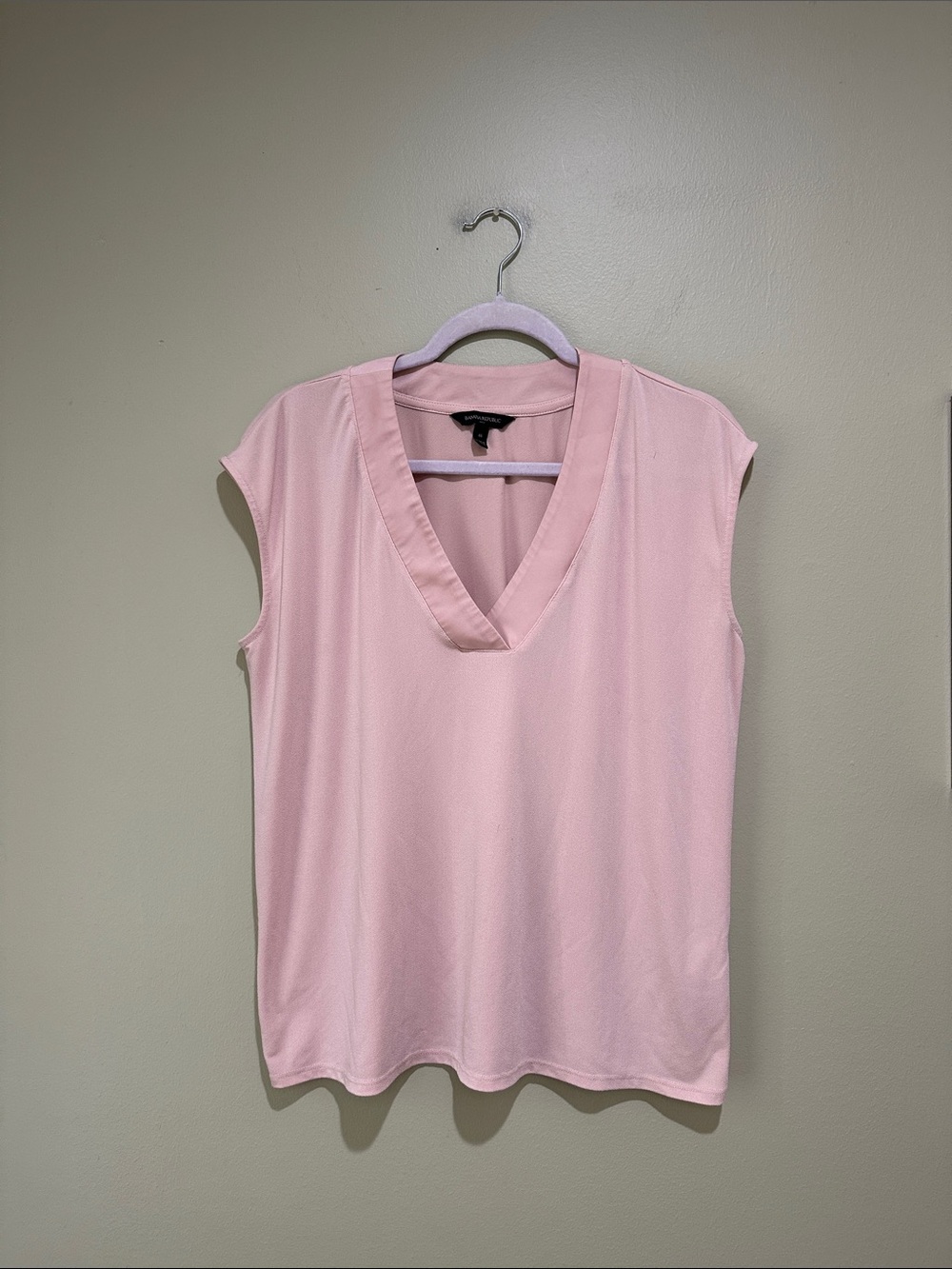 🎆Banana Republic Light Pink V-Neck top
